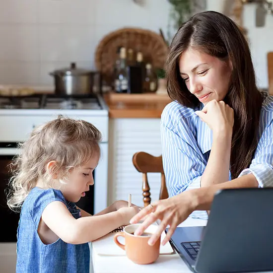 Risio-Homepage2021-Section01-01 Mother studying with daughter on her lap